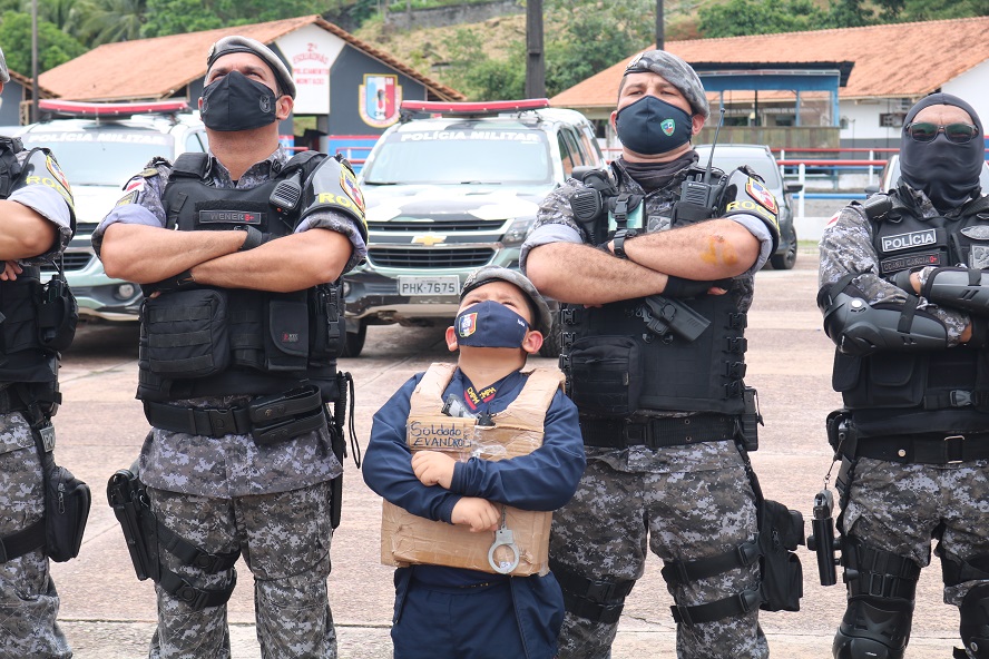 Menino de seis anos fã da Rocam se emociona ao conhecer batalhão