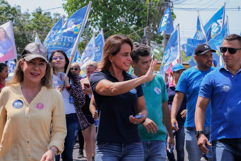 Candidatos, militantes e apoiadores tomam as ruas de Manaus em corpo a corpo com eleitores na reta final