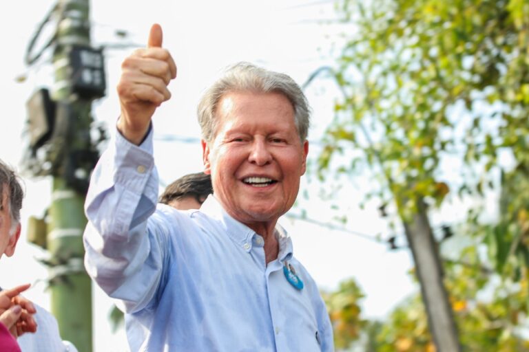‘O contato com o povo é energia pura’, declara Arthur Neto ao receber forte apoio popular a cinco dias da eleição