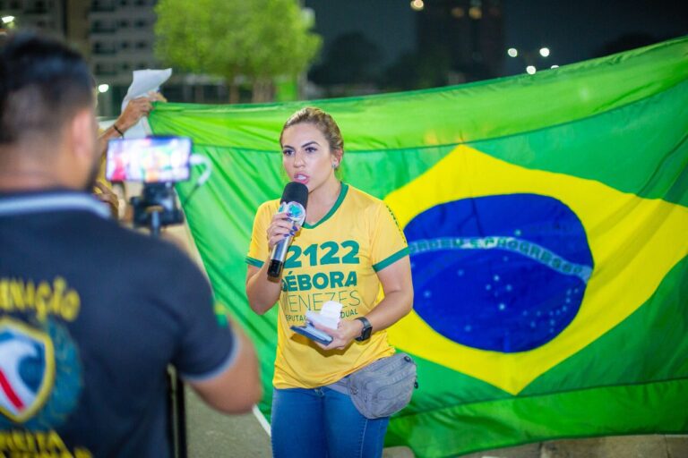 “Defendo Deus, a pátria, a família e defendo nosso direito de se defender”, diz Débora Menezes
