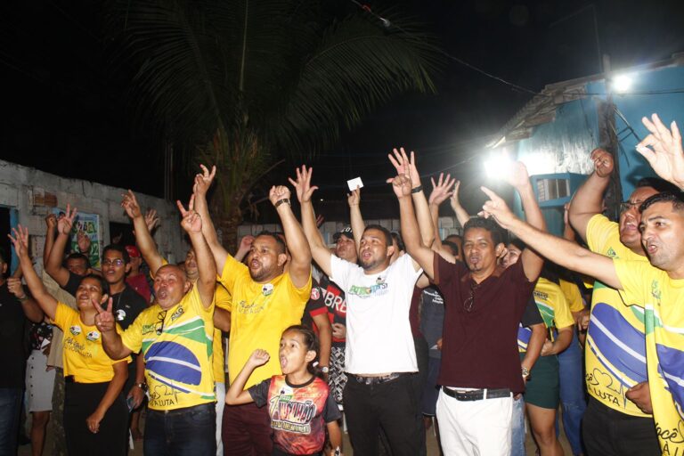 Israel Carvalho recebe apoio de jovens da zona norte de Manaus.