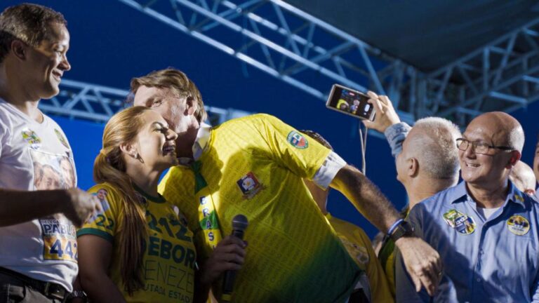 Bolsonaro carinhosamente demonstra apoio a sua candidata Débora Menezes