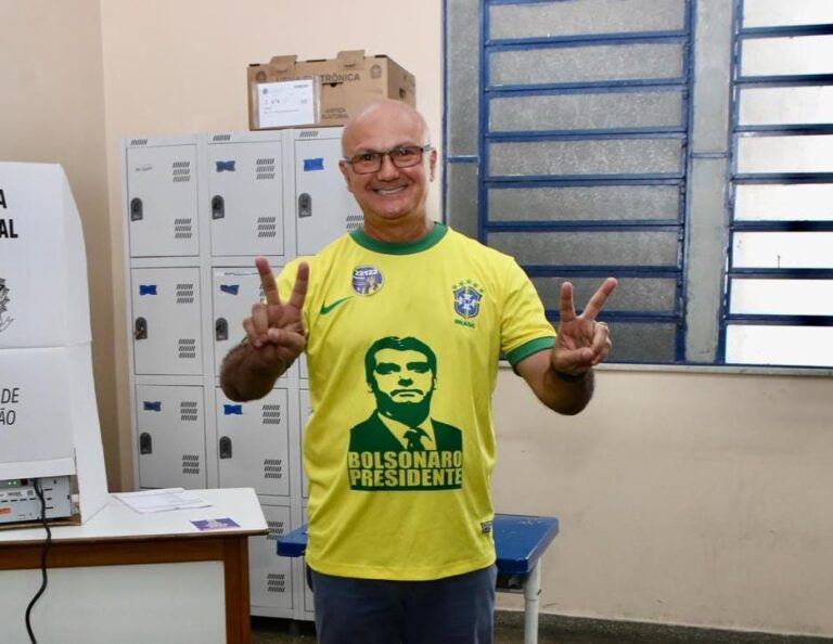 Coronel Menezes vota ao lado da família e reafirma que o Amazonas viverá um novo capitulo em sua história