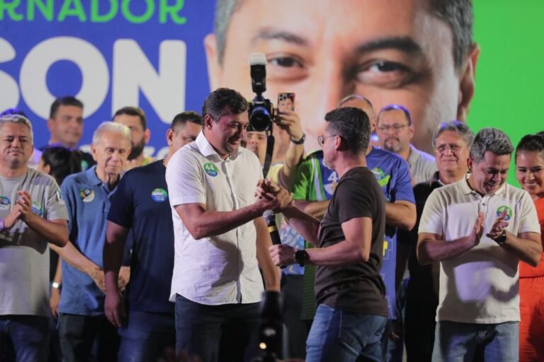 Wilson reúne 5 mil pessoas em comício após novo encontro de carreatas