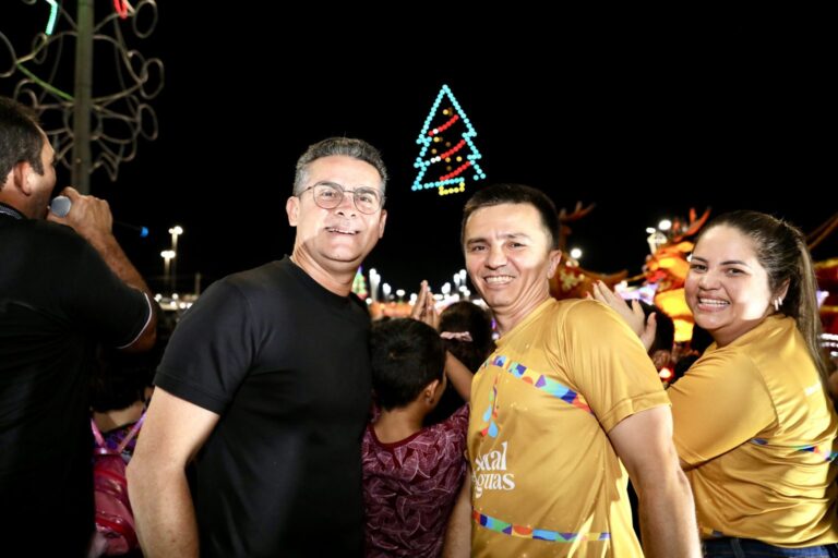 Prefeito prestigia exposição de carros alegóricos natalinos e show de luzes com drones no parque Amazonino Mendes