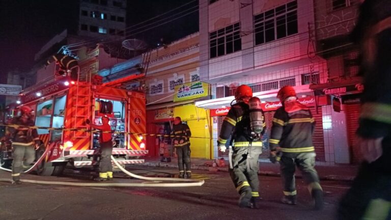 URGENTE: loja de eletrônicos pega fogo no Centro de Manaus