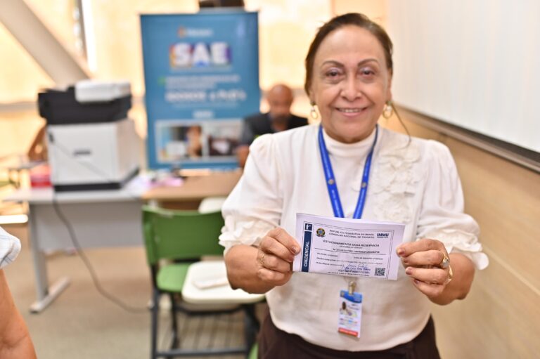 Parceria entre TCE-AM e IMMU facilita acesso a credenciais de estacionamento para idosos e PcD’s