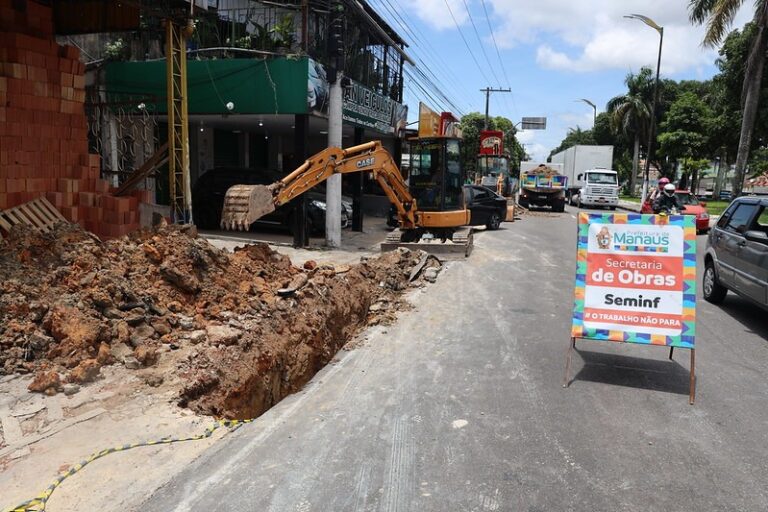 Prefeitura realiza obras de manutenção em redes de drenagem na zona Leste