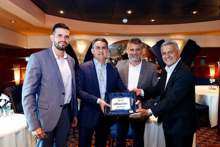 Prefeitura de Manaus entrega placa de boas-vindas ao navio MSC Poesia e fortalece turismo na capital em 2024