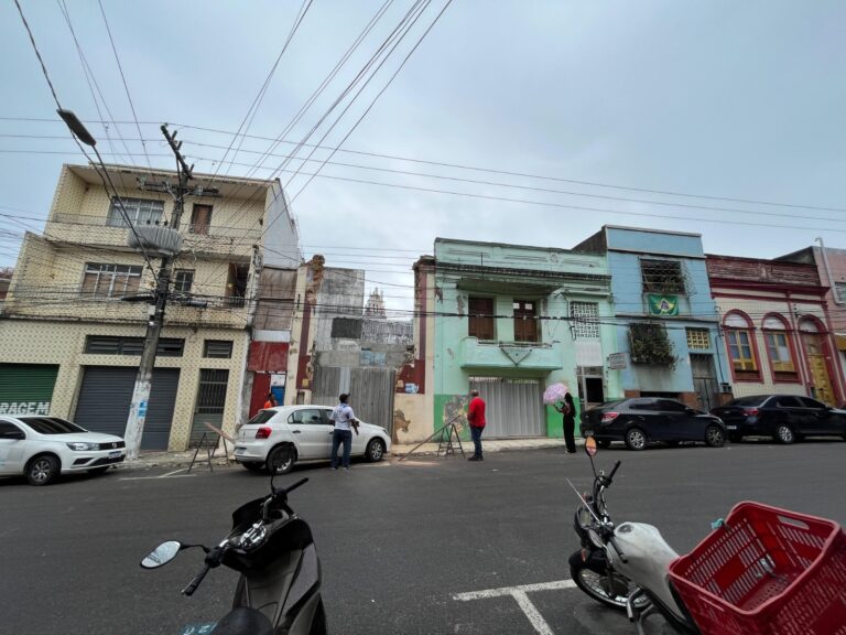 Obra sem licença no Centro de Manaus é embargada pela prefeitura e Iphan demole fachada