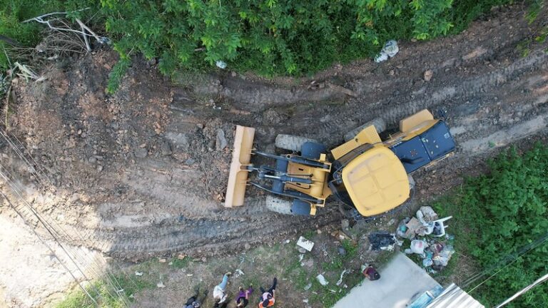 Prefeitura de Manaus atende solicitação dos moradores no bairro Lago Azul e inicia serviço de terraplanagem