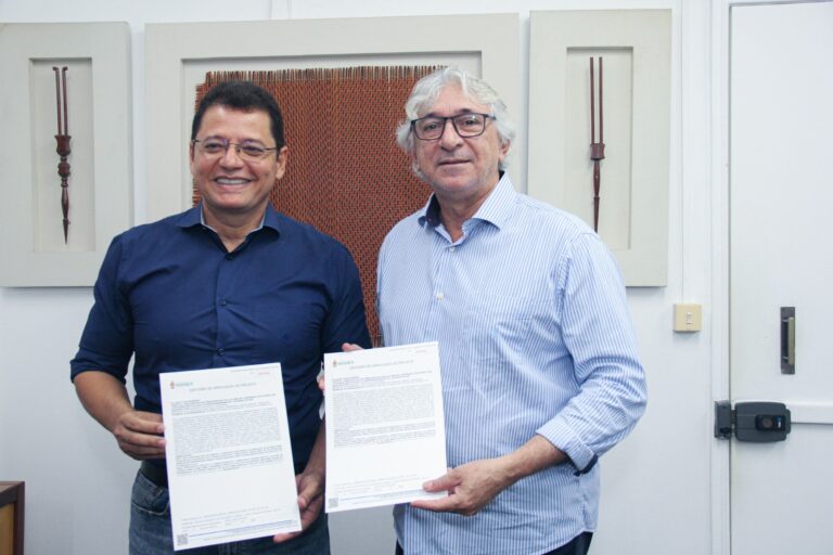 Prefeitura de Manaus entrega certidão de aprovação de projeto para habitacionais do governo
