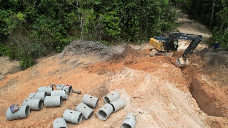 Obra da prefeitura para conter erosão na rua Hibisco chega à fase final