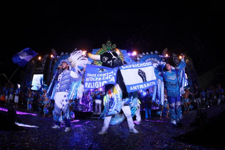 Torcida azulada lota o Sambódromo no lançamento do álbum “Cultura – O Triunfo do Povo”
