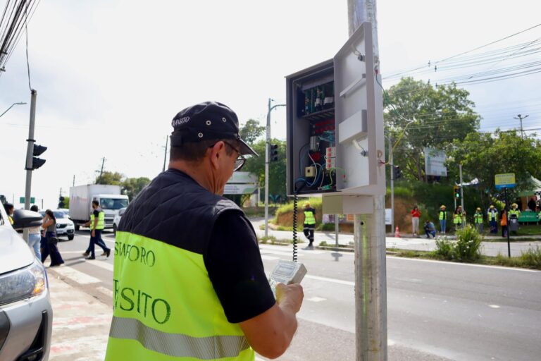 Prefeitura de Manaus prioriza segurança e instala semáforo para pedestre na Torquato Tapajós