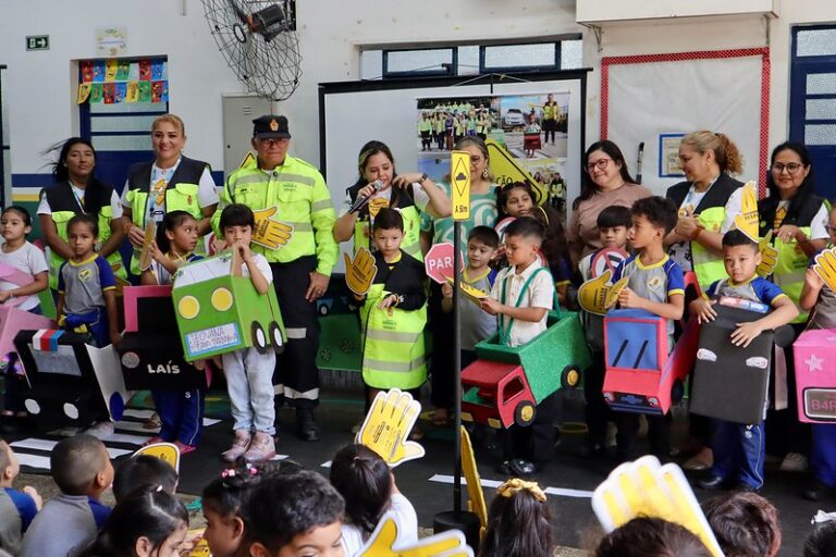 Alunos da rede municipal aprendem regras de trânsito com agente do IMMU