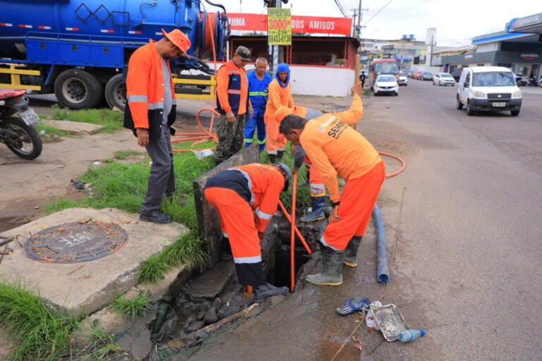 Prefeitura de Manaus realiza limpeza e desobstrução em caixa coletora na avenida Dom Pedro