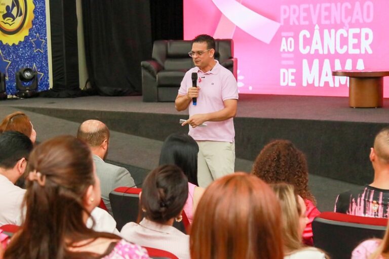 Servidores da educação municipal participam de roda de conversa em alusão ao ‘Outubro Rosa’