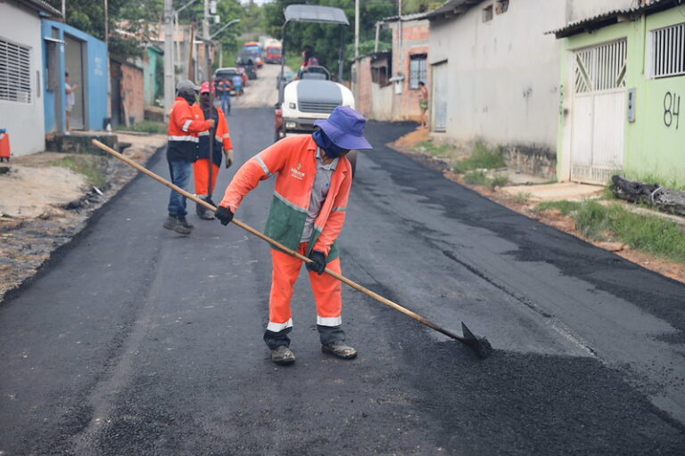 Prefeitura de Manaus leva asfalto ao bairro Lago Azul e transforma a vida dos moradores
