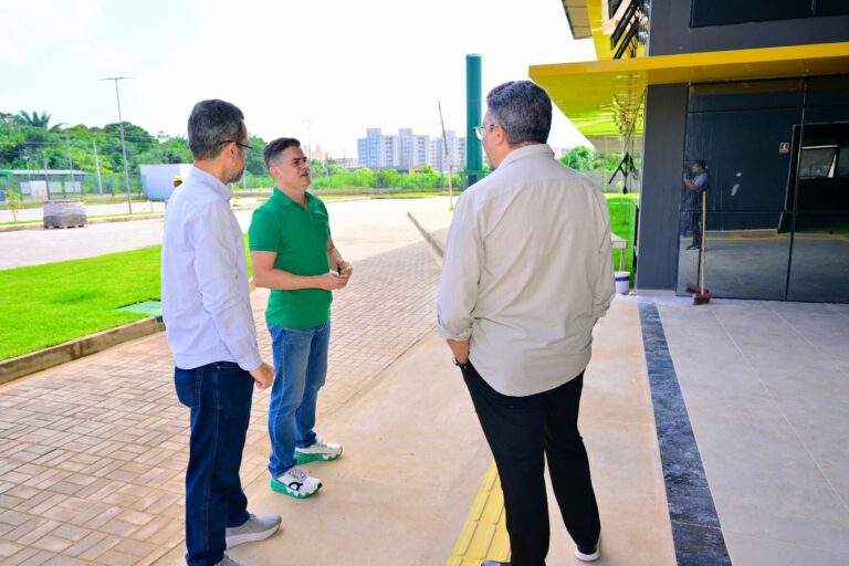 Prefeito David Almeida fiscaliza obras da nova sede do Implurb no parque Mosaico