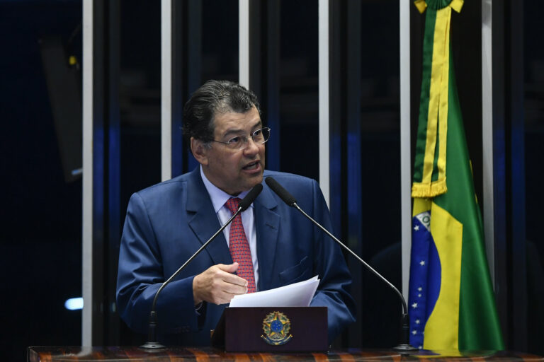 Senador Eduardo Braga selebra a aprovação do aumento da faixa de isenção do imposto de renda