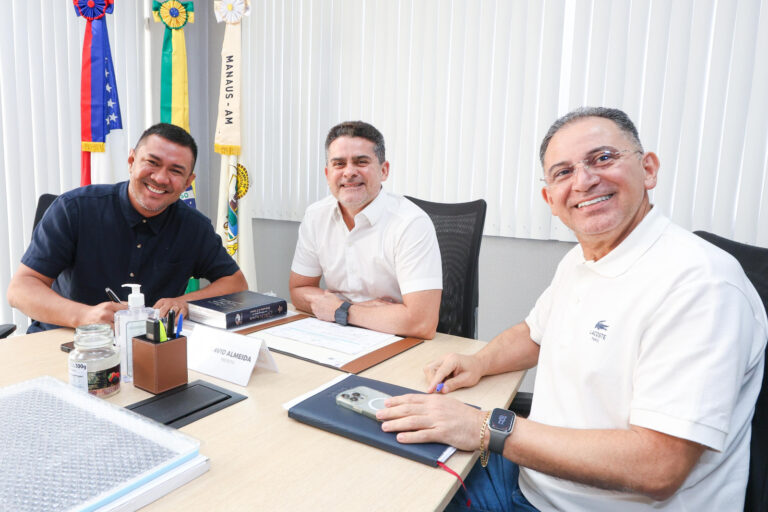 Prefeito David Almeida anuncia edital de concurso da Semmas com 30 vagas