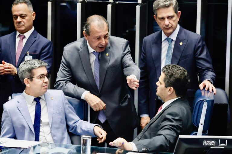 Omar Aziz aponta 14º salário para beneficiados com isenção de Imposto de Renda aprovado no Senado