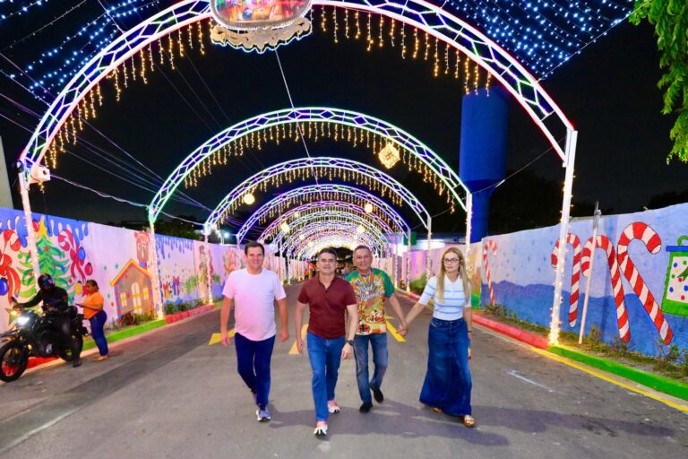 Prefeito David Almeida inaugura corredor natalino da Semulsp e reforça valorização dos servidores e da comunidade do bairro Compensa