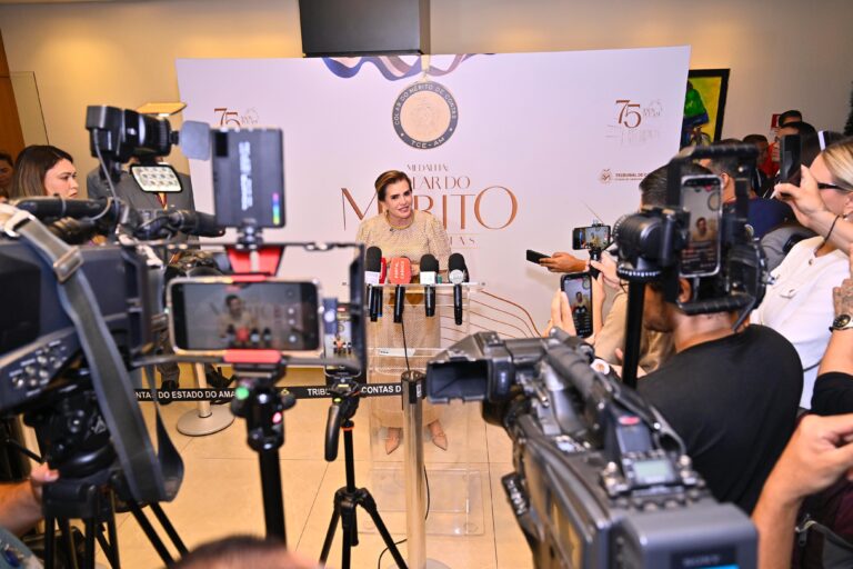 TCE-AM concede Colar do Mérito de Contas a 21 personalidades