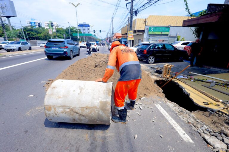 Prefeitura inicia obra emergencial na avenida Constantino Nery após rompimento de drenagem