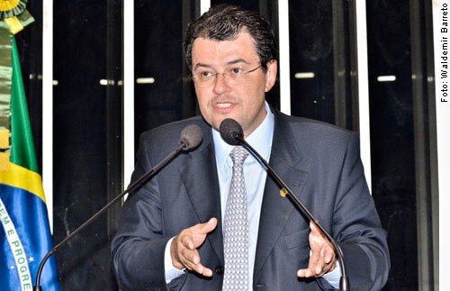 Senador Eduardo Braga defende lei que protege aposentados de golpes no INSS