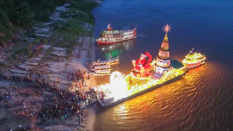 Prefeitura de Manaus inicia ‘Natal nas Águas’ com entrega de cestas e brindes a comunidades ribeirinhas