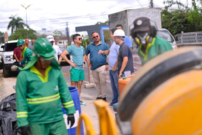 Prefeito David Almeida vistoria avanço de obra para prevenção de erosões na avenida Mário Ypiranga