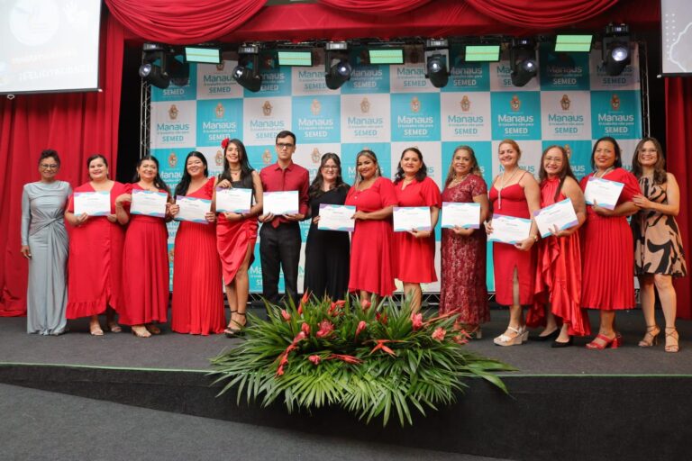 Mais de 50 estudantes se formam em inglês, espanhol e Libras no Programa Ampliando Horizontes da prefeitura