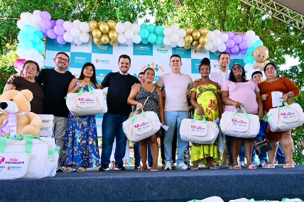 Prefeito David Almeida entrega mais 400 kits do programa ‘Mãe Manauara’ e consolida política de cuidado familiar desde o pré-natal