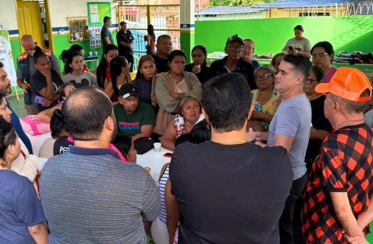 David Almeida acompanha famílias em abrigo e reforça acolhimento após chuvas intensas em Manaus