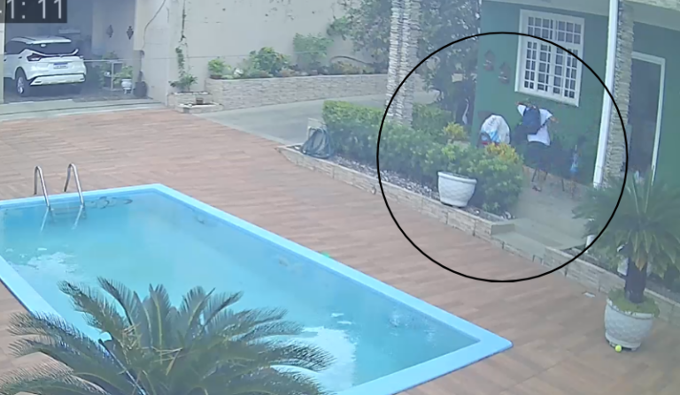 Suspeito invade casa, faz reféns e rouba notebooks e HDs em Manaus