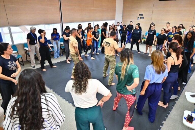 TCE-AM promove aula de defesa pessoal em programação especial do mês das mulheres
