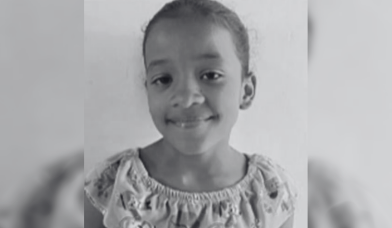 Criança morre afogada após ser empurrada em piscina: “Ela tinha medo”