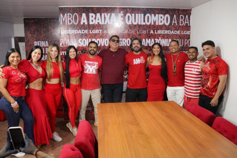 Alinhamento de arena reúne itens oficiais do Garantido na reta final para o Festival de Parintins